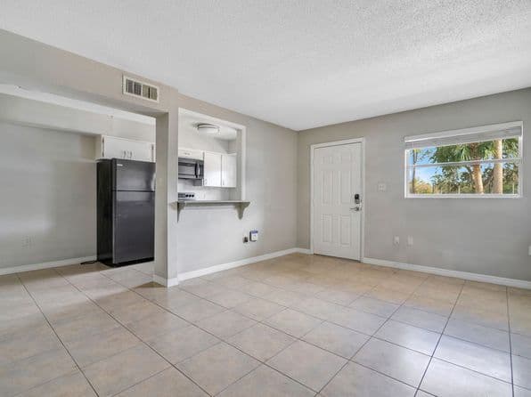 900 E Airport Blvd APT 23, Sanford, FL 32773